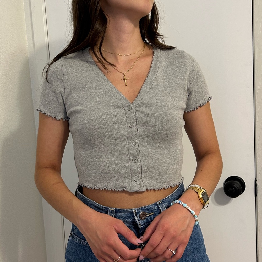 Forever 21 Gray V-Neck Crop Top
